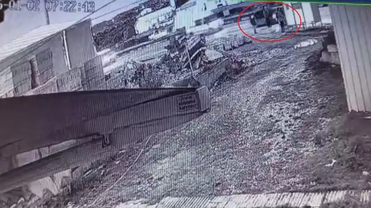 Hatay’da 9 Araç Birbirine Girdi: Otobüs Durağında Kaçış Anları! 3